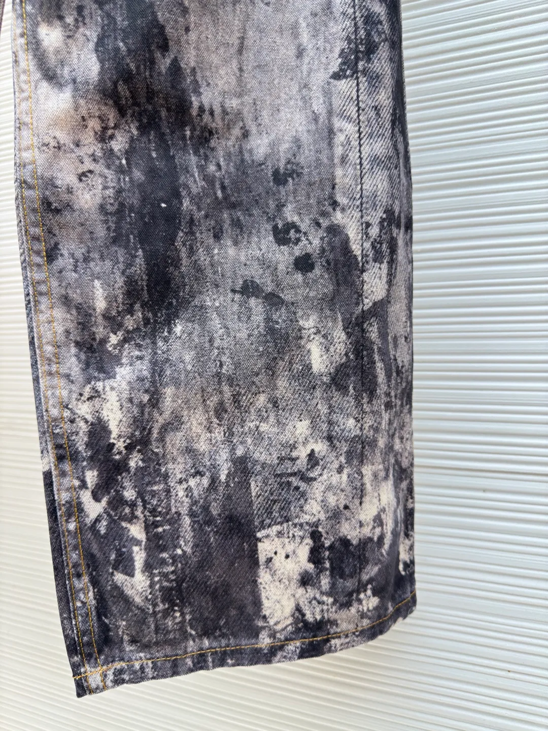 Acne Studios 3D printed jeans ●Item number: 1680127-A75 ●Fabric: brushed and non-elastic ●Technology: 3D printing ●Version: fitted fit ●Size: 44-46-48-50-52 ●Description: Brushed non-elastic fabric can produce a 3D effect. The difficulty is to correct the printing details eight times before and after, adjust the color six times, and then use laser burning to position and cut. This series is quite complicated. It can be matched with the same style to create a fashionable look and control various occasions. Customized accessories, three complete standards, the same style for men and women!